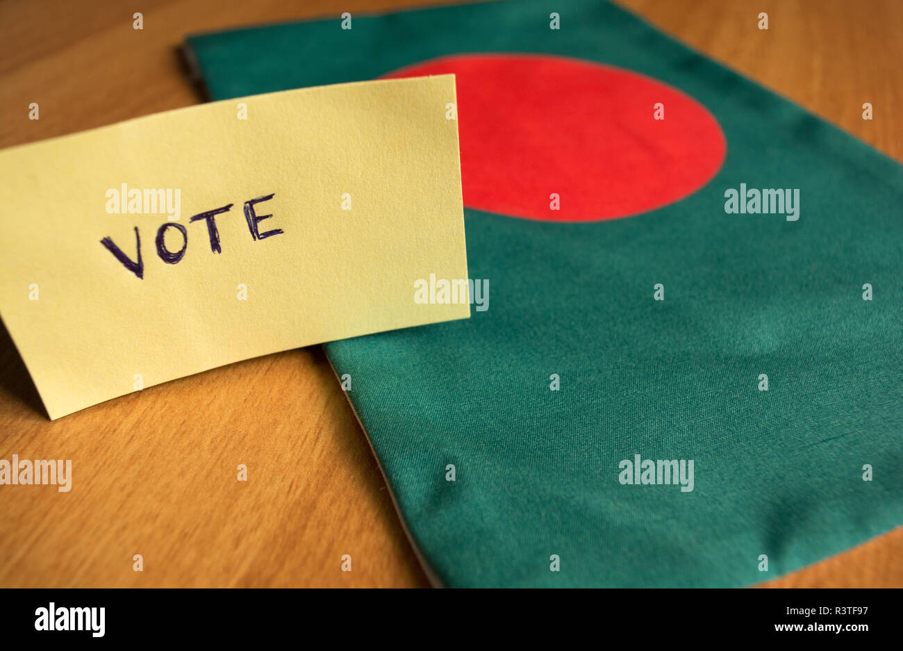 Abstimmung Konzept Hand schriftliche Abstimmungen Aufkleber auf Bangladesch Flagge. Stockfoto