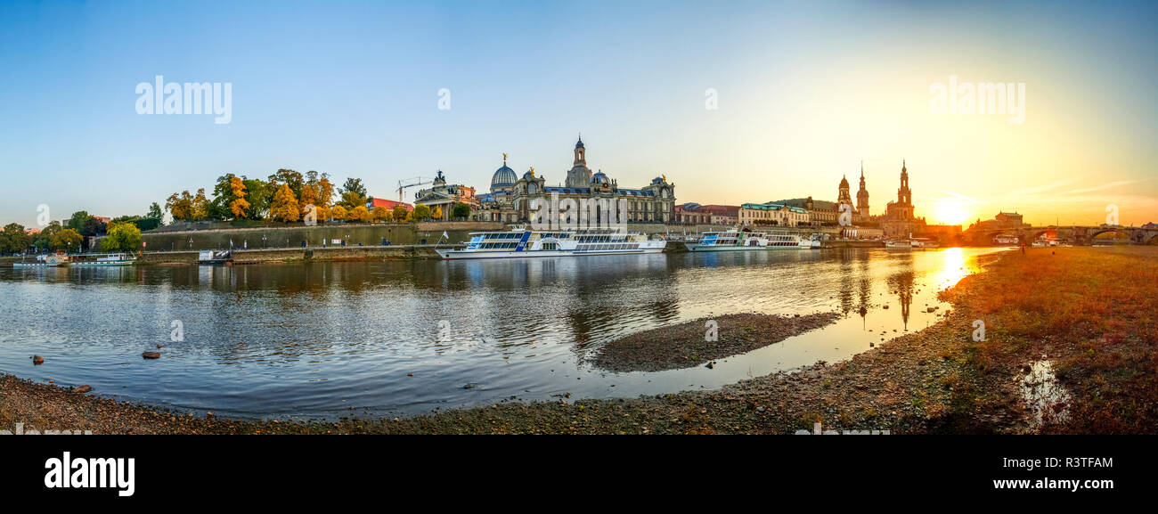 Deutschland, Sachsen, Dresden, Blick auf die Stadt und die Elbe bei Sonnenuntergang, Panorama Stockfoto