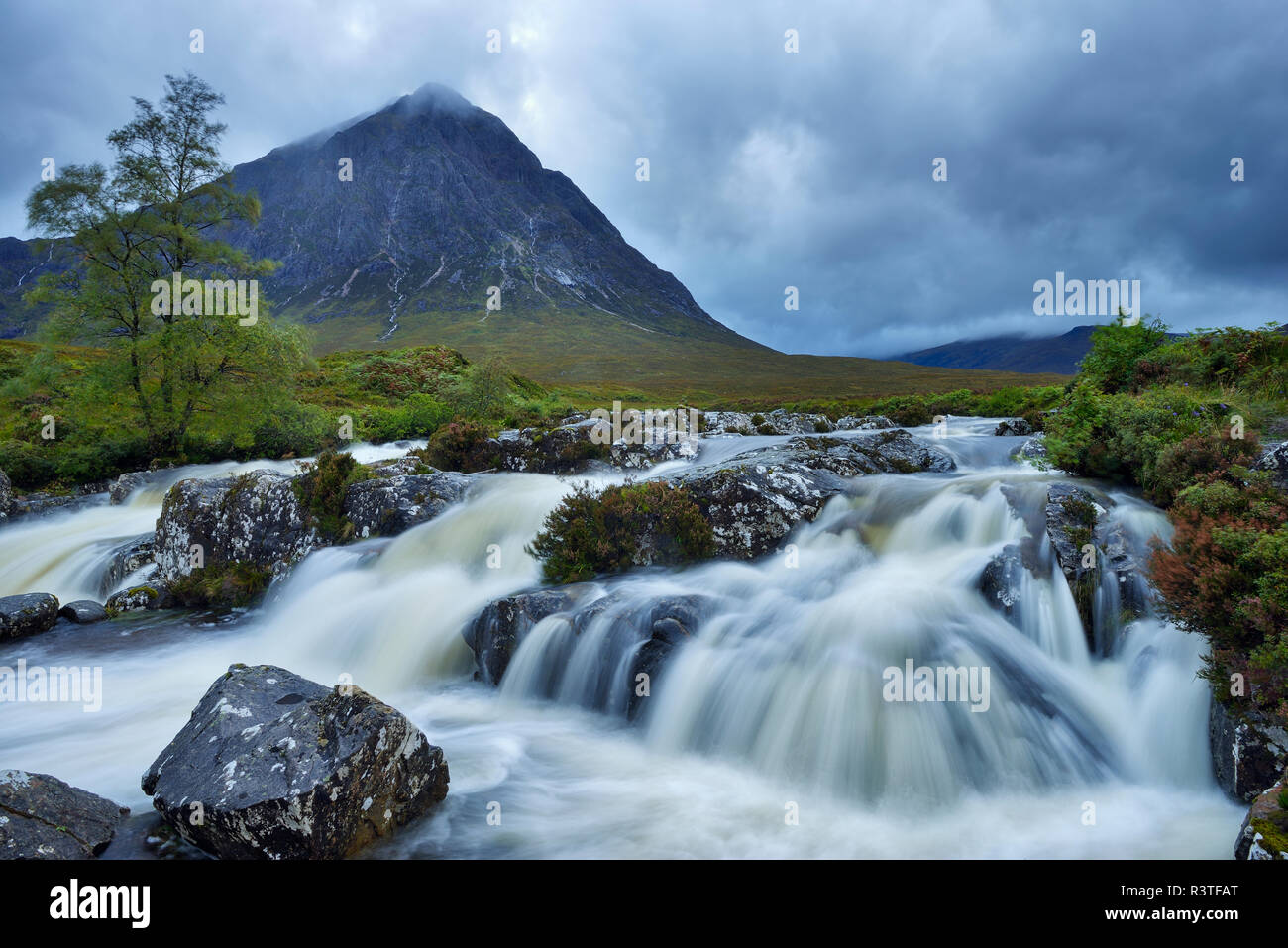 Vereinigtes Königreich, Schottland, Glencoe, Highlands, Glen Coe, Coupall fällt der Fluss Coupall mit Berg Buachaille Etive Mor im Hintergrund Stockfoto