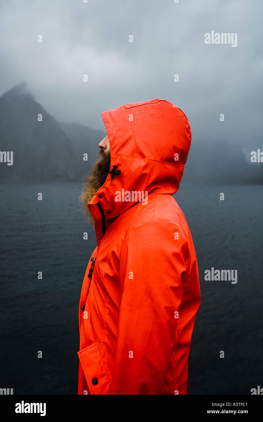 Norwegen, Lofoten, Profil anzeigen Der Mann mit vollbart an der Küste Stockfoto