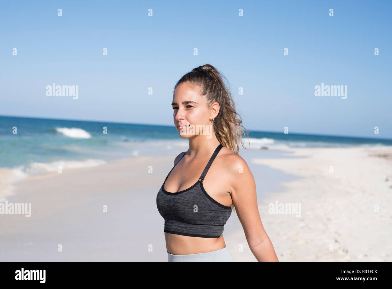 Spanien, Kanarische Inseln, Fuerteventura, junge weibliche Athleten am Strand Stockfoto