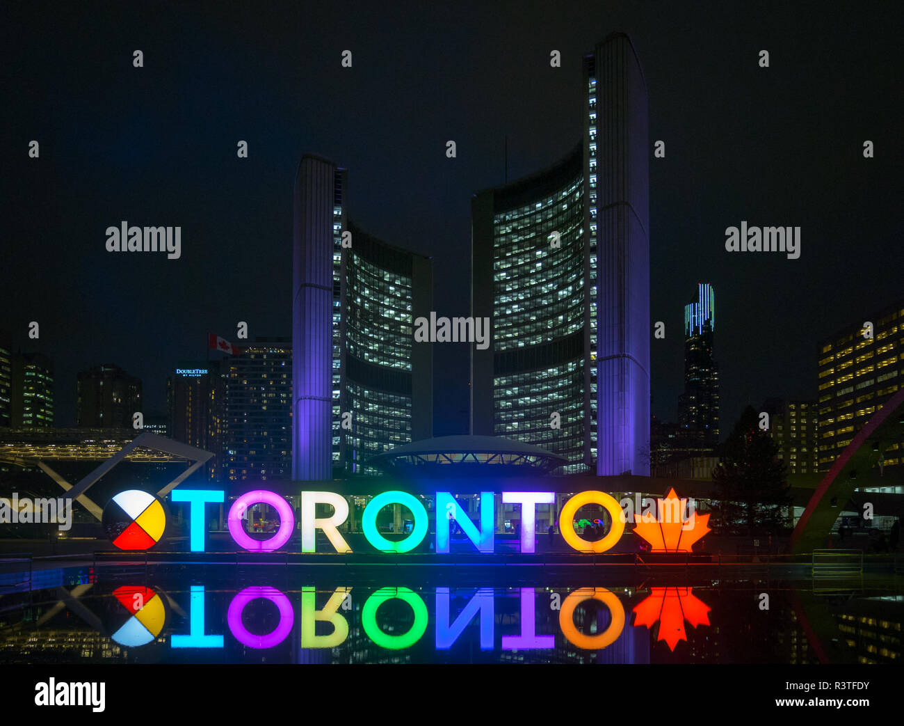 Eine Nacht für das 3D-Toronto, Toronto City Hall (Neues Rathaus), Nathan Phillips Square in der Innenstadt von Toronto, Ontario, Kanada. Stockfoto