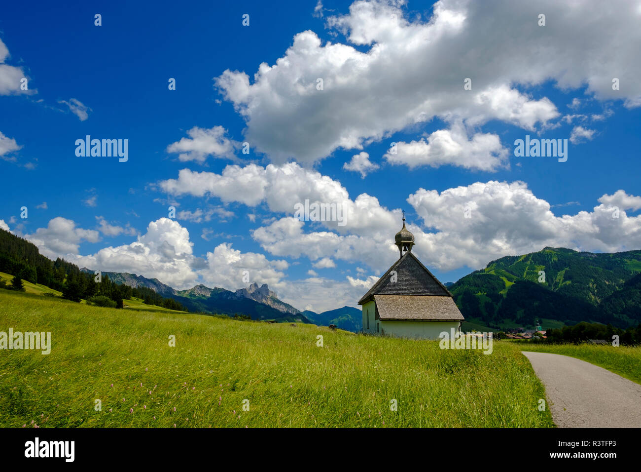 Österreich, Tirol, Tannheimer Tal, St Leonard's Church in der Nähe von Berg Stockfoto