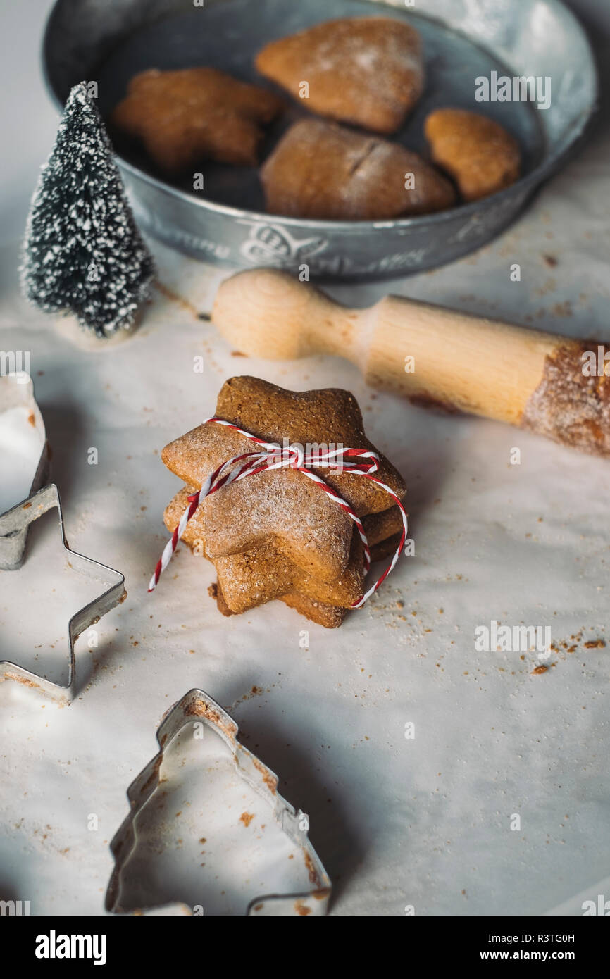 Stapel von sternförmigen Weihnachten Plätzchen und Keksausstecher Stockfoto