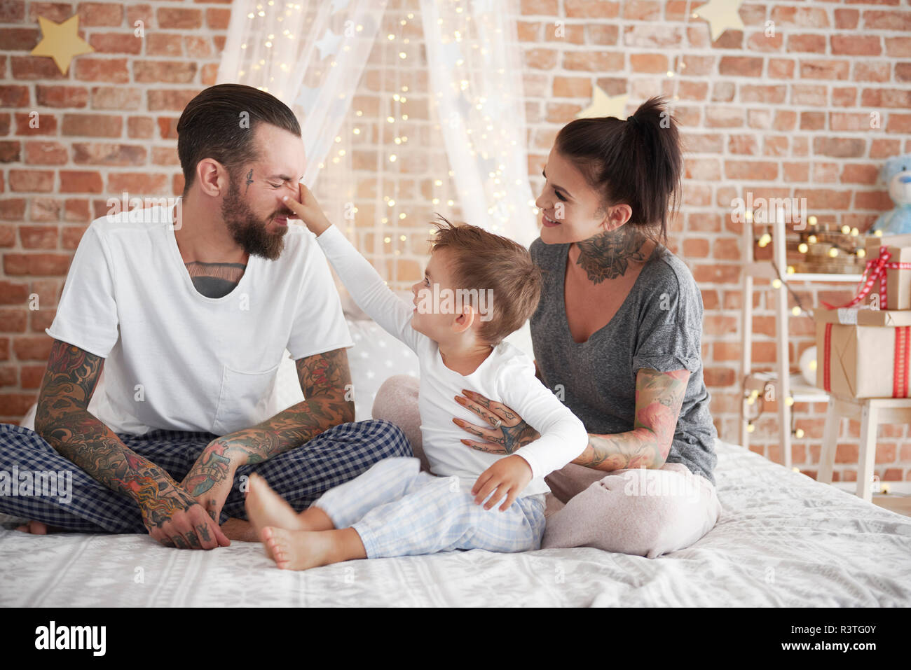 Glückliche Familie an Weihnachten im Bett Stockfoto