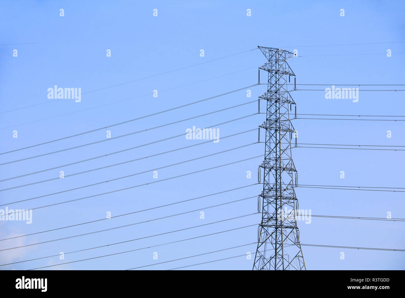 Hohe Spannung Strommast auf Himmel Hintergrund Stockfoto