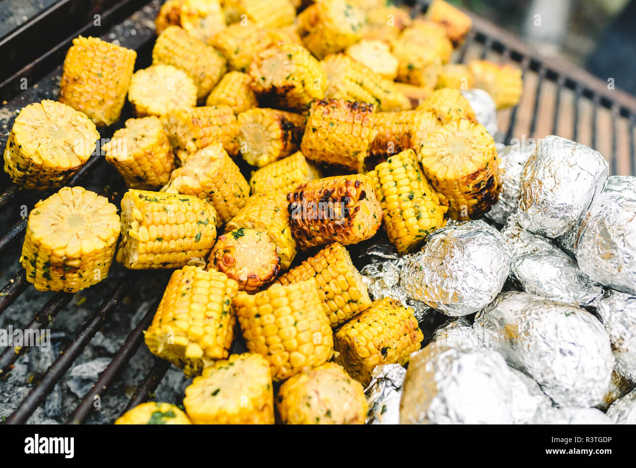 Maiskolben und Kartoffeln in Alufolie auf den Grill Stockfotografie - Alamy