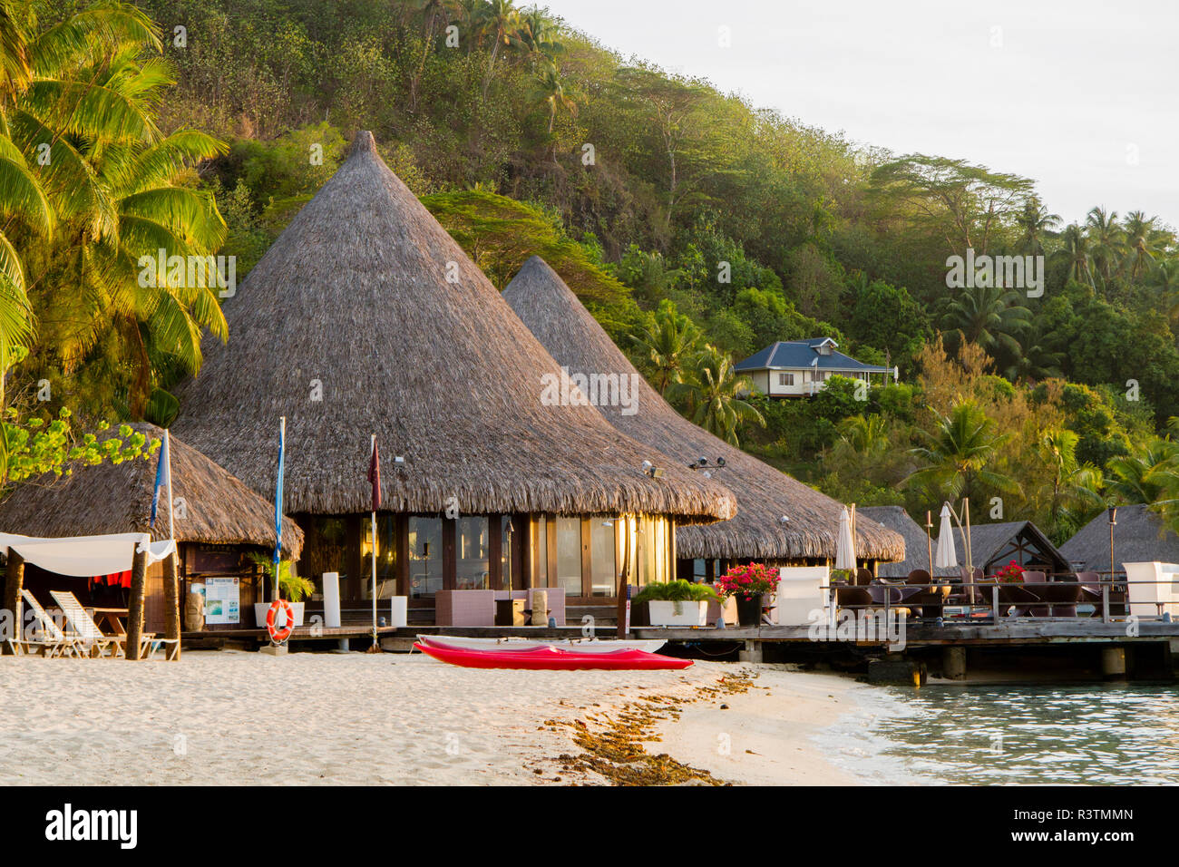 Strand mit Hotel Cottages. Bora Bora, Französisch-polynesien. Stockfoto