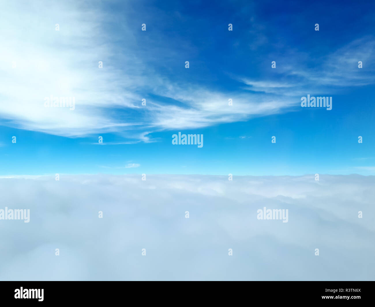 Einen herrlichen Blick auf viele Wolken von einem Flugzeug mit einem dichten Basis von cumulus Wolken unten im Bild Stockfoto