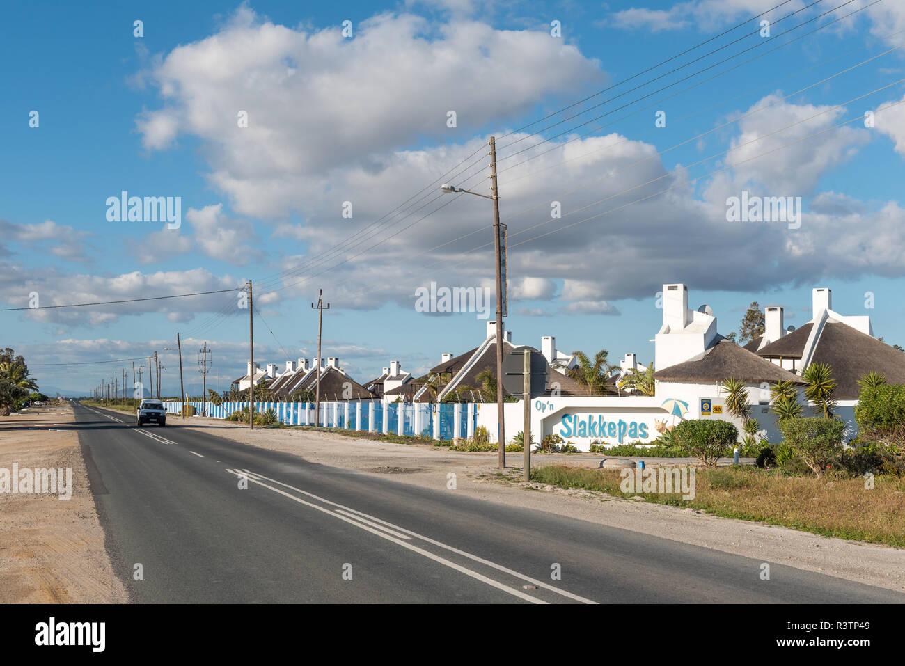 DWARSKERSBOS, SÜDAFRIKA, 21. AUGUST 2018: eine Straße, Szene, mit der Slakkepas Unterkunft mit Selbstverpflegung, in Dwarskersbos im westlichen Kap Provi Stockfoto