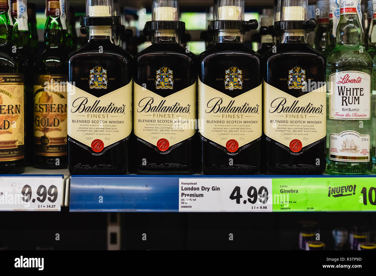 Valencia Spanien. 24. August 2018: Flaschen alkoholischer Getränke in einem spanischen Supermarkt. Stockfoto