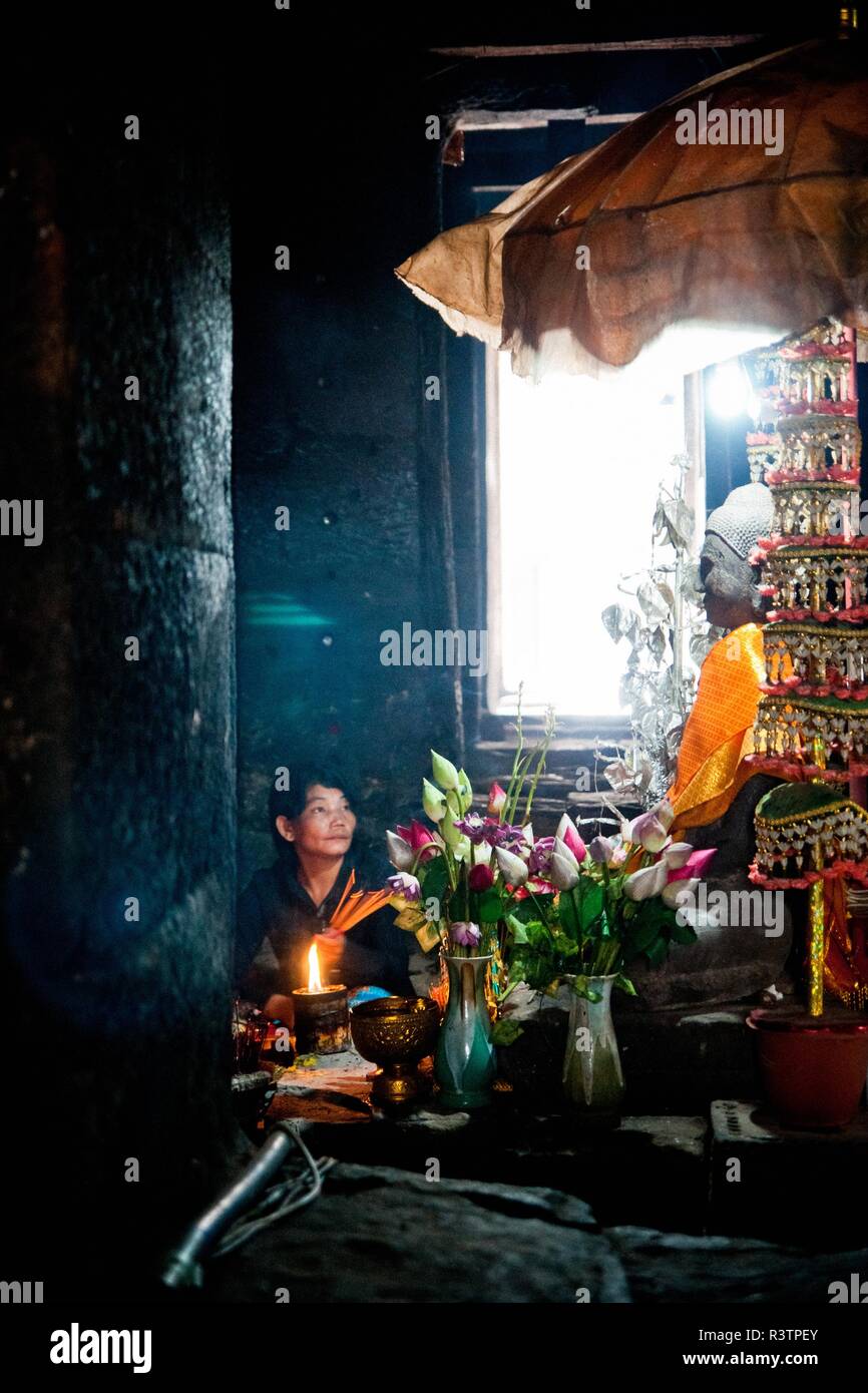 Hanoi, Vietnam - September 15, 2010: Ältere Frau in taoistischen Tempel zu beten. Stockfoto