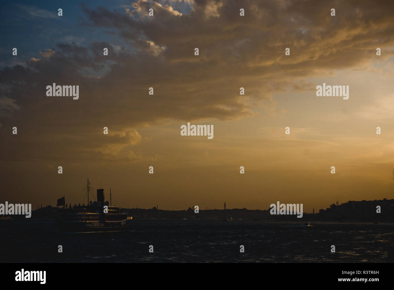 Istanbul, Türkei - 5 April, 2012: Panoramablick auf die Stadt Istanbul bei Sonnenuntergang, wobei die Minarette der Moscheen. Stockfoto