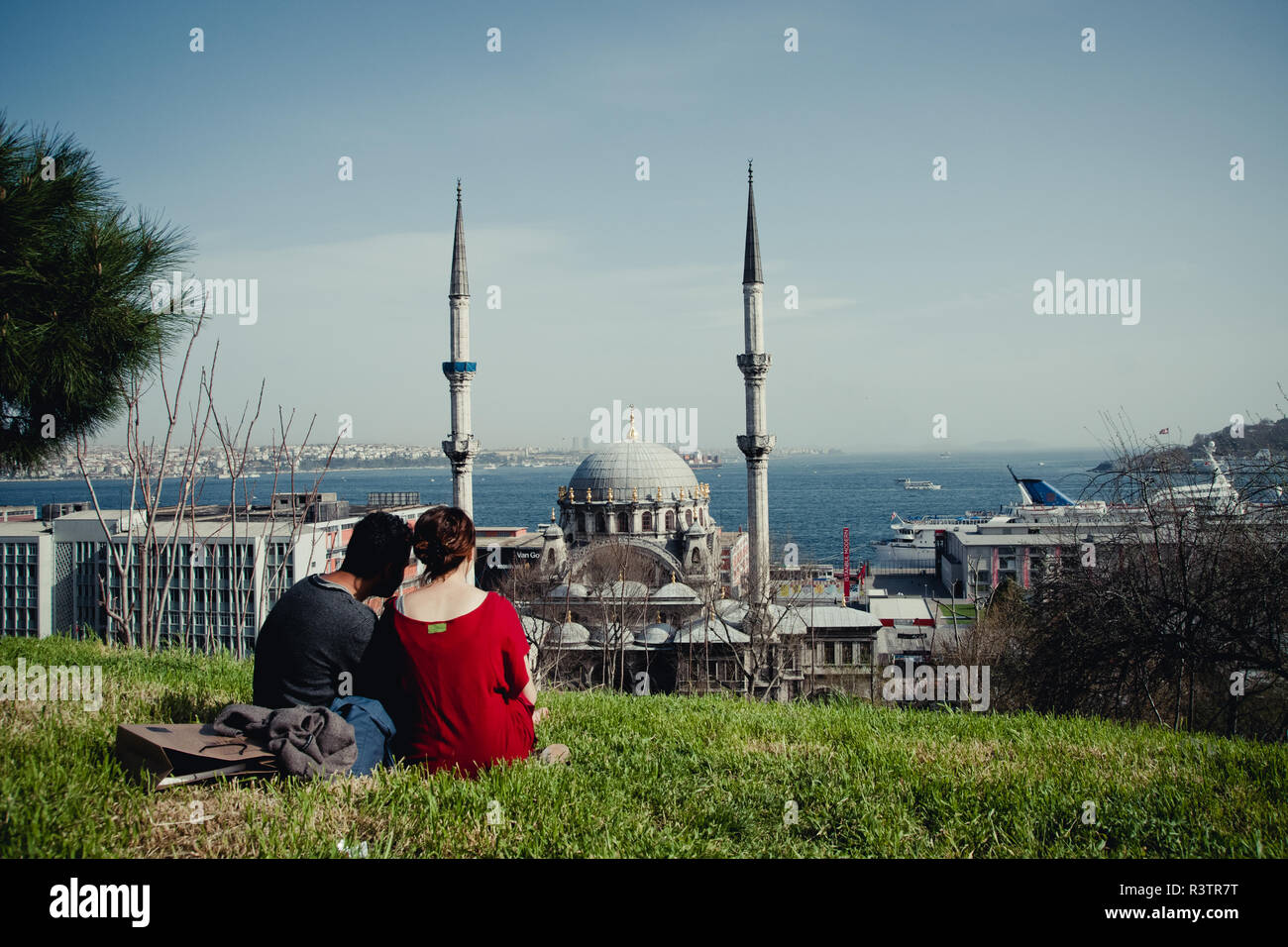 Istanbul, Türkei - 5 April, 2012: Panoramablick auf die Stadt Istanbul bei Sonnenuntergang, wobei die Minarette der Moscheen. Stockfoto