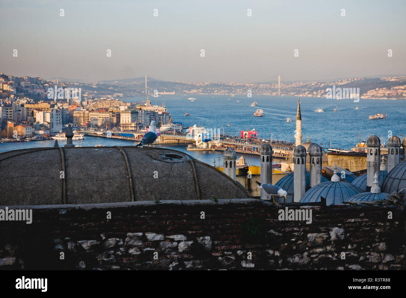 Istanbul, Türkei - 5 April, 2012: Panoramablick auf die Stadt Istanbul bei Sonnenuntergang, wobei die Minarette der Moscheen. Stockfoto