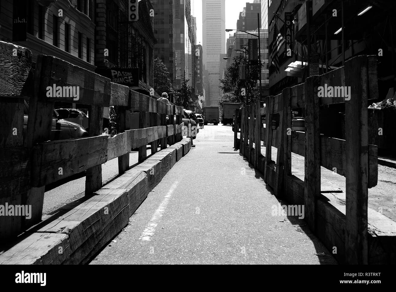 New York, USA - 5. Oktober 2018: Holzzäune auf den Straßen von NY während der Wartungsarbeiten. Stockfoto
