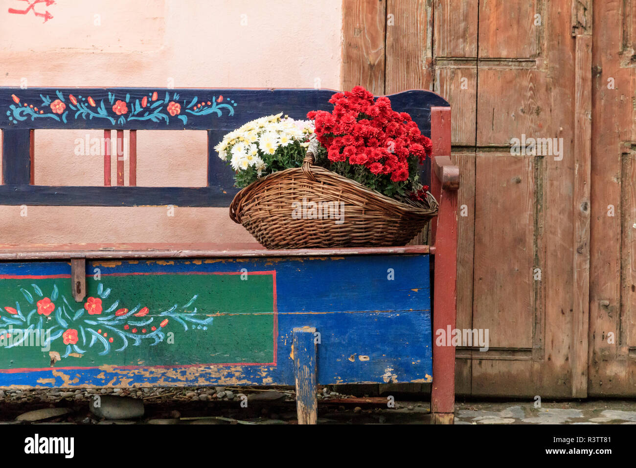 Europa, Rumänien. Mures County, Sighisoara. Traditionelle Holzbearbeitung und malen oder schablonieren. Stockfoto