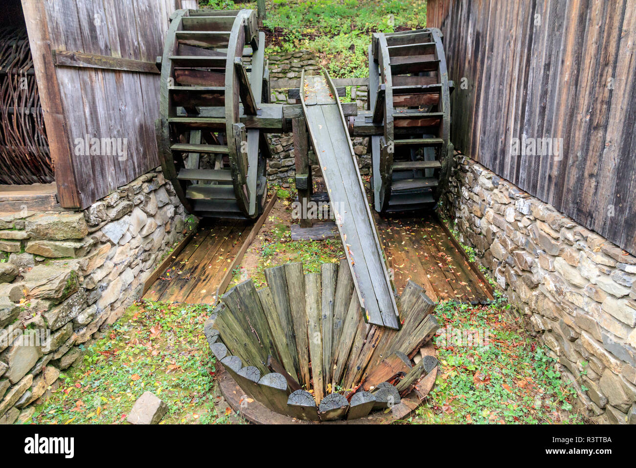 Bukarest, Rumänien. Dimitrie Gusti National Museum. Open Air Museum. Waterwheel. Stockfoto