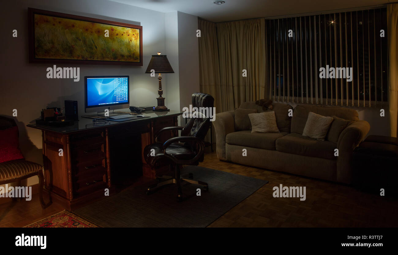 Der Computerbildschirm wird nachts im Home Office beleuchtet Stockfoto