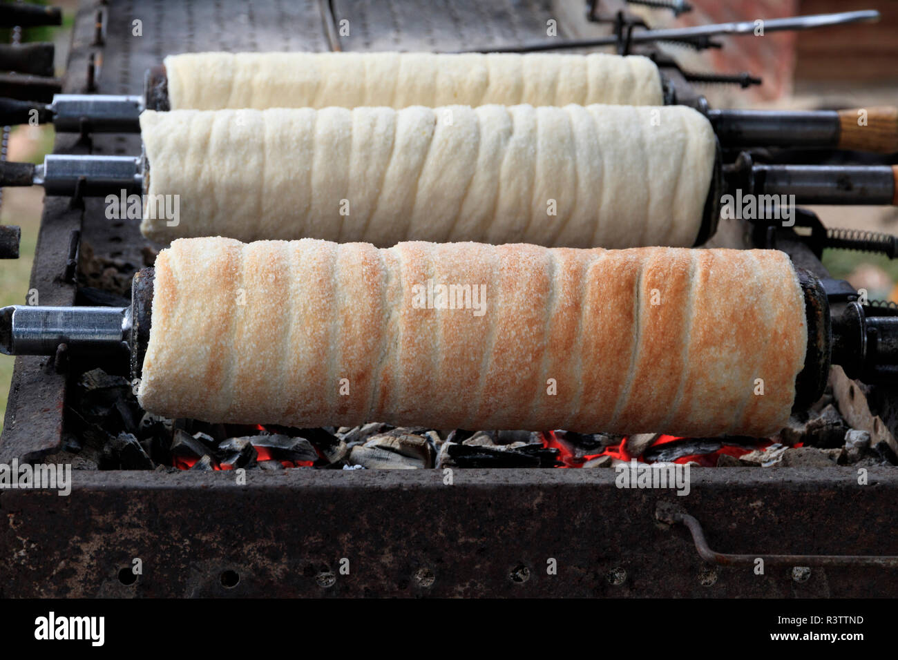 Rumänien. Bicazului Schluchten, und Red Lake Region. Rumänien, traditionelle Donuts, Schornstein, Kuchen, Kurtoskalacs. Auf einem Stick geröstet. Stockfoto