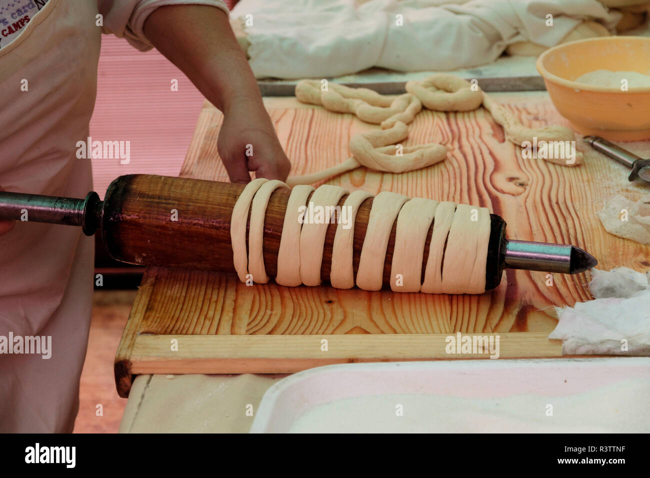 Rumänien. Bicazului Schluchten, und Red Lake Region. Rumänien, traditionelle Donuts, Schornstein, Kuchen, Kurtoskalacs. Auf einem Stick geröstet. Stockfoto