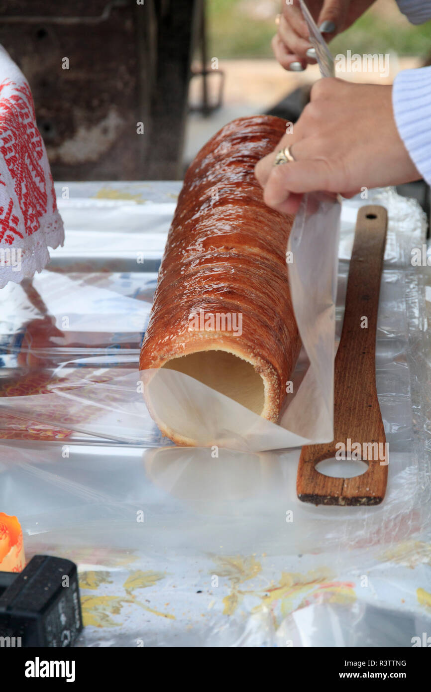 Rumänien. Bicazului Schluchten, und Red Lake Region. Rumänien, traditionelle Donuts, Schornstein, Kuchen, Kurtoskalacs. Auf einem Stick geröstet. Stockfoto