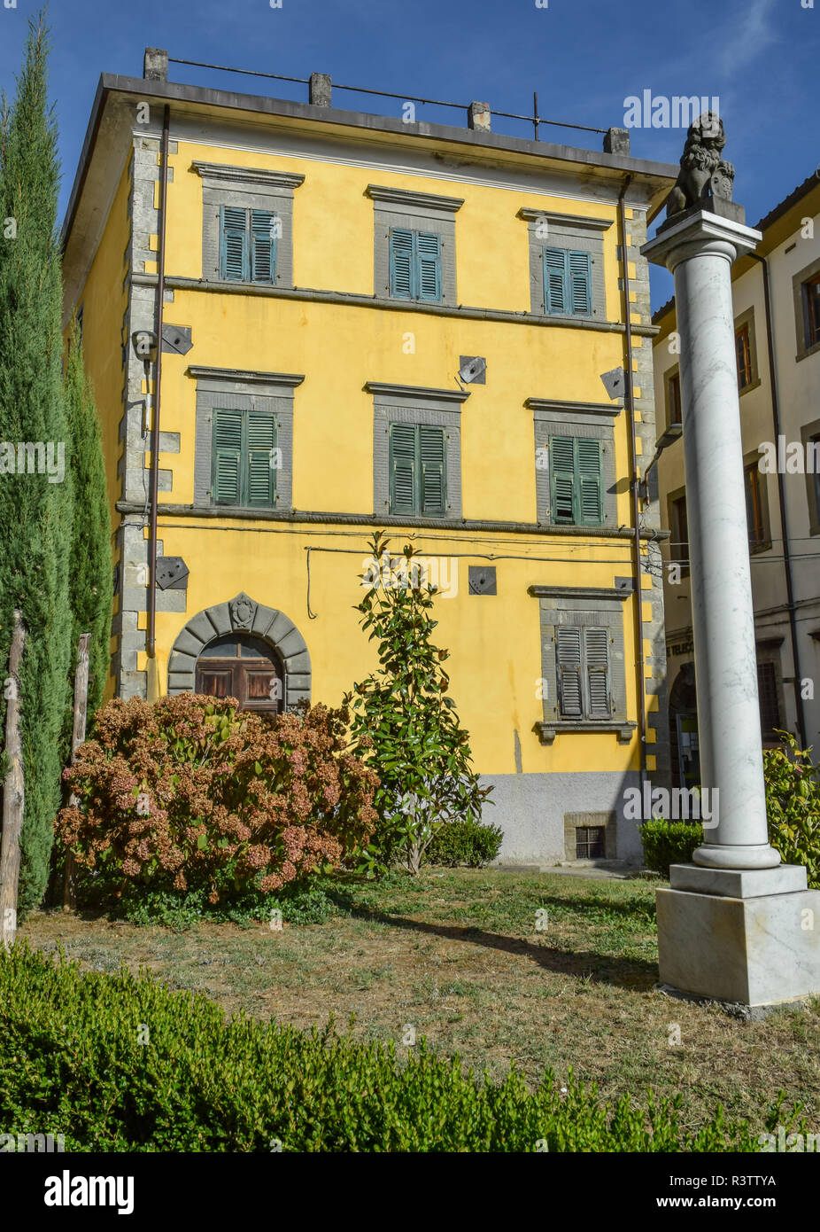 Eine auffallend gelben Haus in Villafranca in Lunigiana, Toskana, Italien. Stockfoto