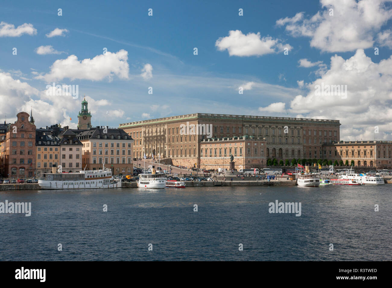 Blick auf den Königlichen Palast aus über dem Wasser in Stockholm. Stockfoto