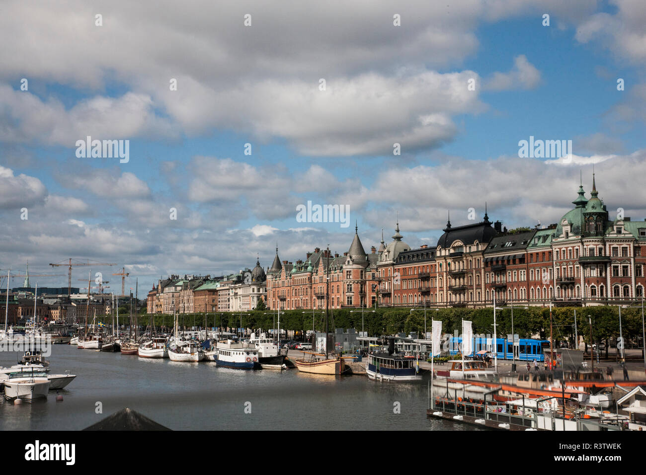 Boote angedockt am Mälarsee in Stockholm. Stockfoto