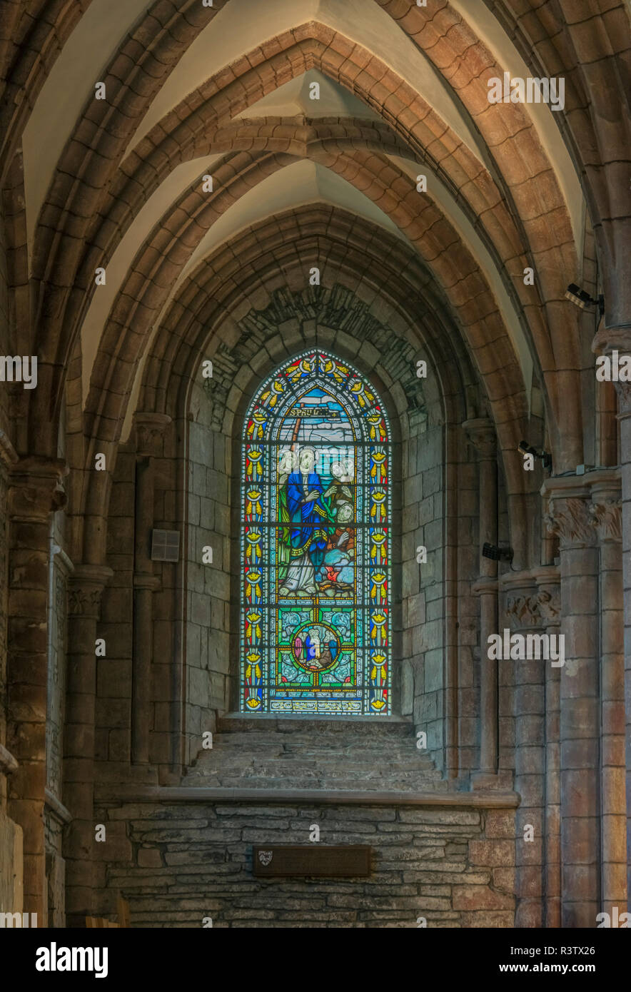 Großbritannien, Schottland, Orkney Island, Kirkwall. Die St. Magnus Kathedrale Glasmalerei im 12. Jahrhundert beendet, wenn Orkney Teil des Königreichs Norwegen Stockfoto