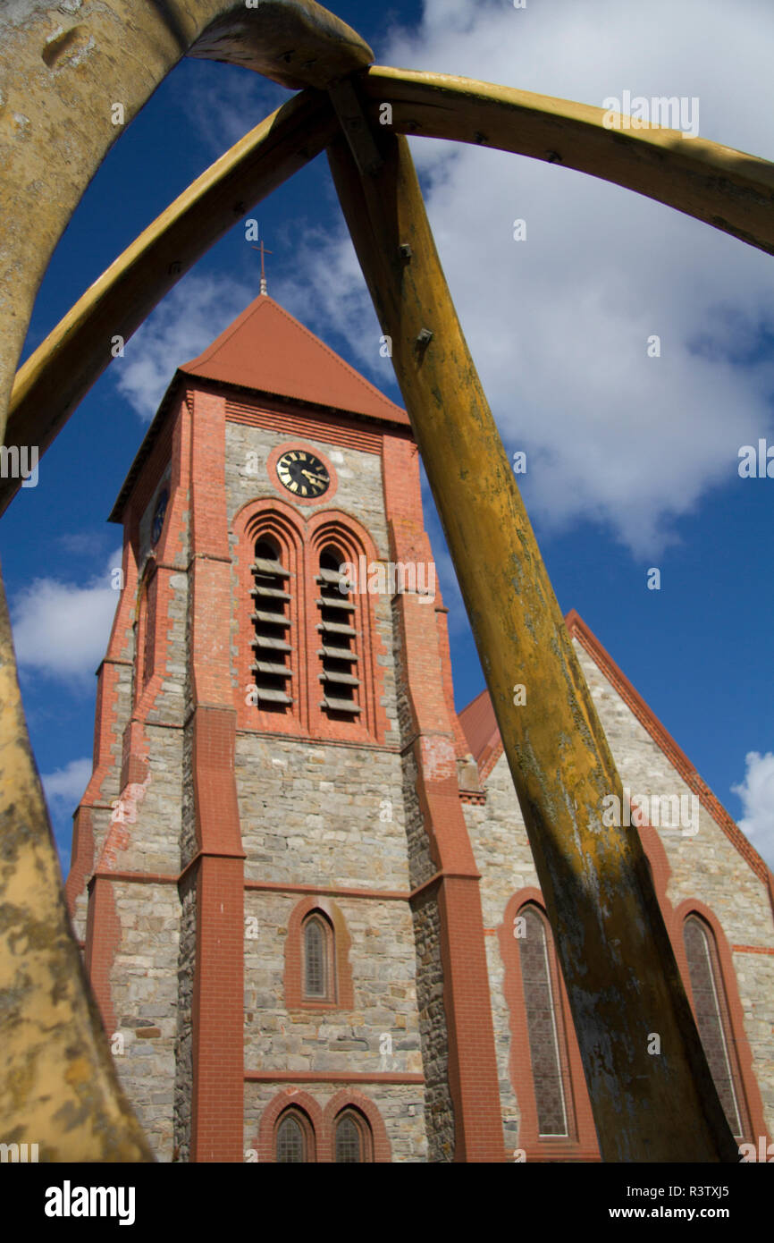 Stanley. Die Hauptstadt der Falkland Inseln. Die Christ Church Cathedral. Walknochen Arch aus zwei blauen Wal Kieferknochen. Stockfoto
