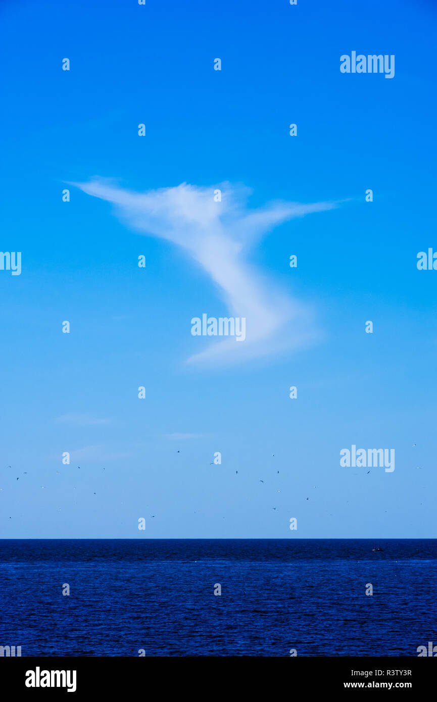 Himmlische Wolke aufsteigend in den blauen Himmel vom See Stockfoto