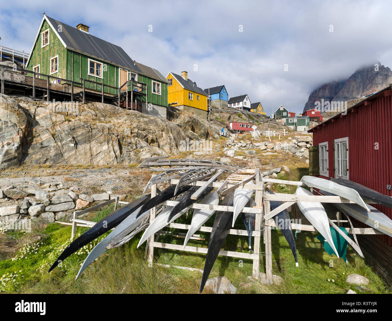 Kajak auf Rack vom lokalen Kajak Club. Kleine Stadt von Uummannaq, Nordwesten Grönlands, Dänemark Stockfoto