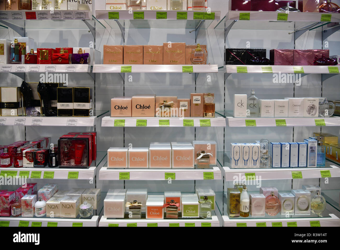 Sochi, Russland - Juni 2. 2018. Frauen Parfüms bekannter Marken auf Counter von Speicher in der Sun City Mall Stockfoto