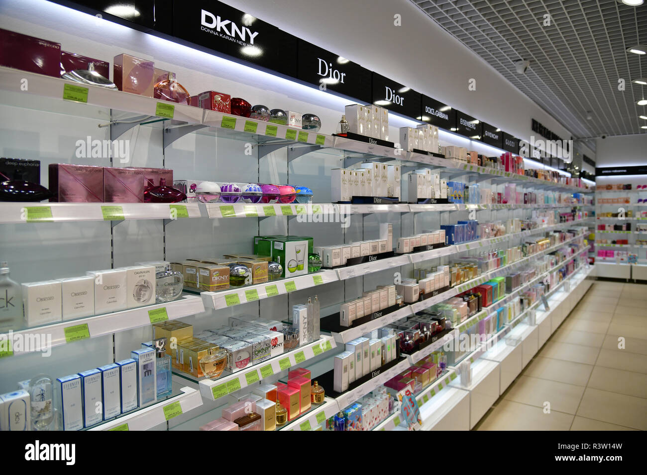 Sochi, Russland - Juni 2. 2018. Frauen Parfüms bekannter Marken auf Counter von Speicher in der Sun City Mall Stockfoto