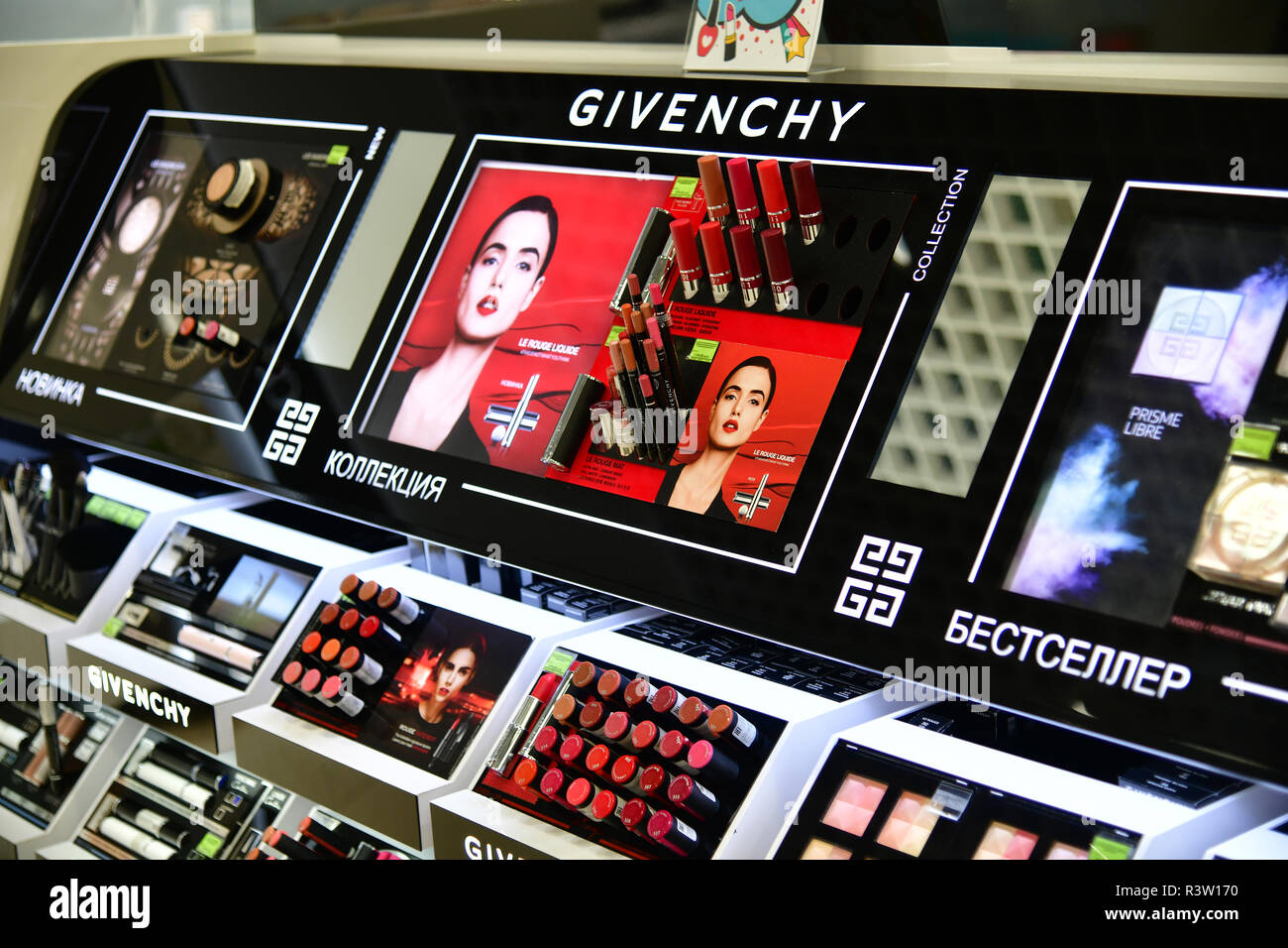 Sochi, Russland - Juni 2. 2018. Lippenstift und Bleistifte von Givenchy in Sun City Mall Stockfoto