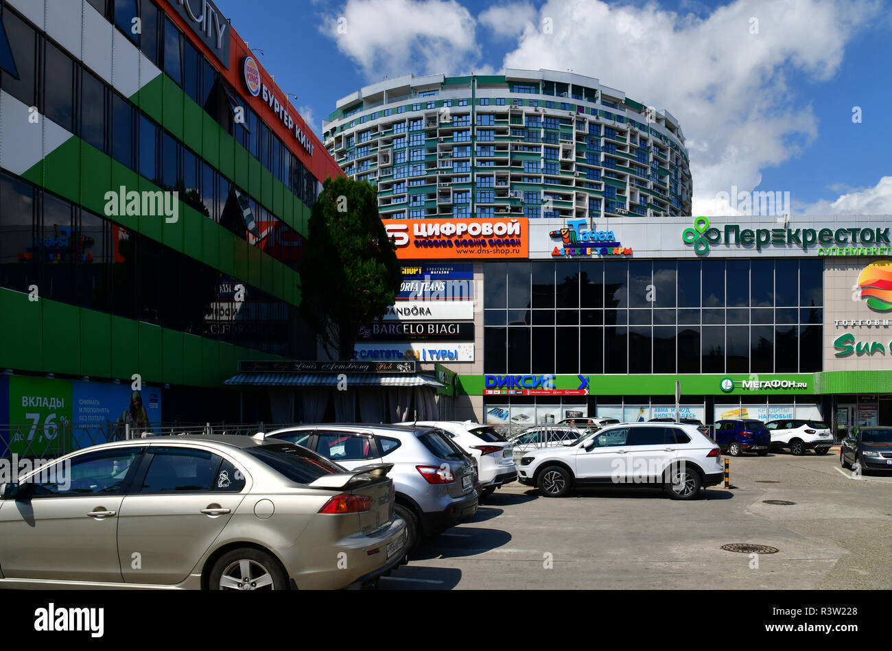 Sochi, Russland - Juni 2. 2018. Sun City Mall auf sewernaja Straße Stockfoto