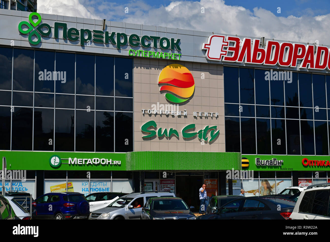 Sochi, Russland - Juni 2. 2018. Sun City Mall auf sewernaja Straße Stockfoto
