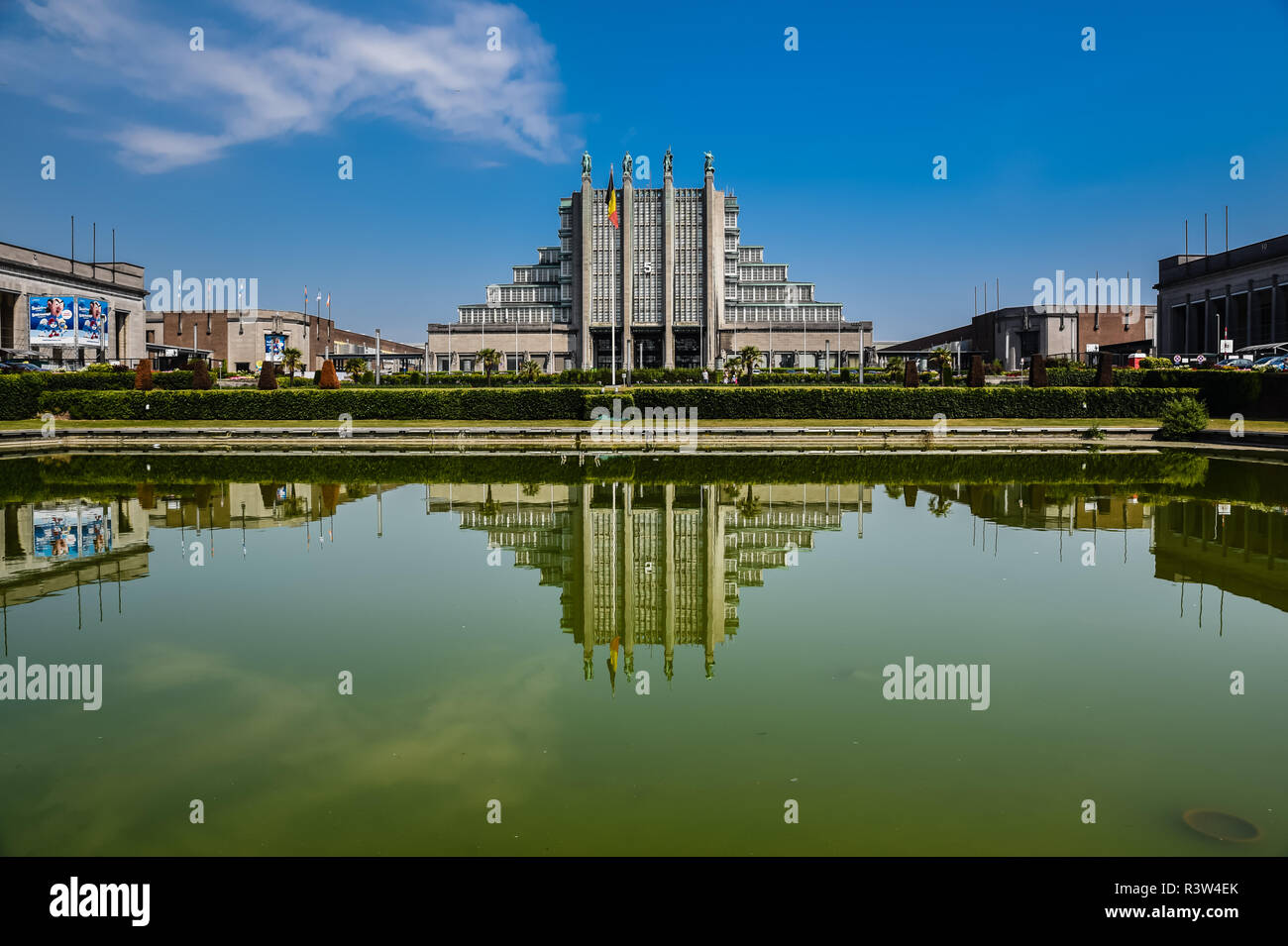 Die Expo 5 Hallen in das Wasser des Brunnens in Laeken, Brüssel, Belgien Was Stockfoto