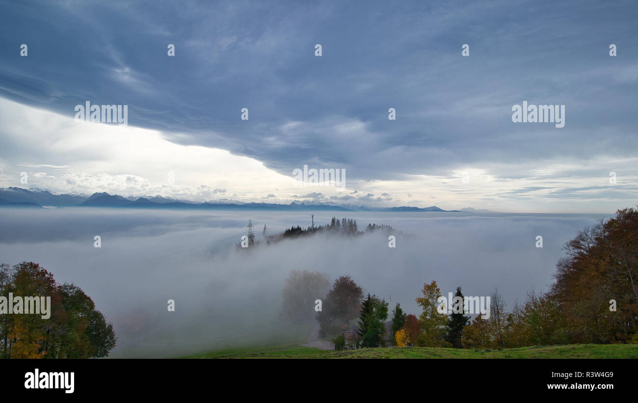 Über den Wolken in den Schweizer Alpen im Herbst Stockfoto