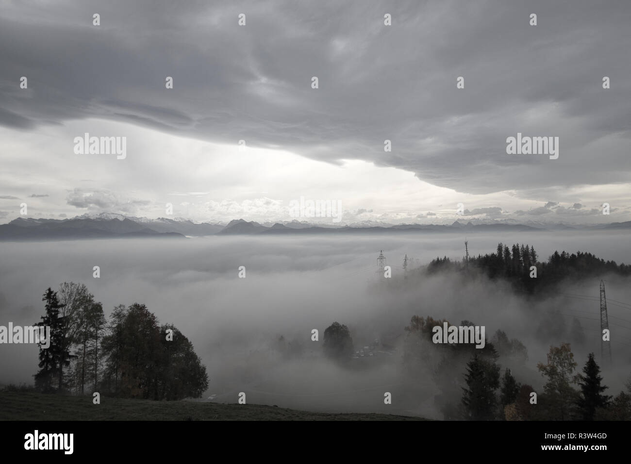 Über den Wolken in den Schweizer Alpen im Herbst Stockfoto