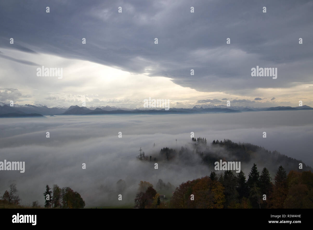 Über den Wolken in den Schweizer Alpen im Herbst Stockfoto