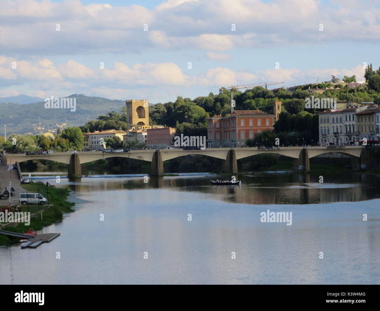 Blick von der Ponte Vecchio, die Arno Stockfoto