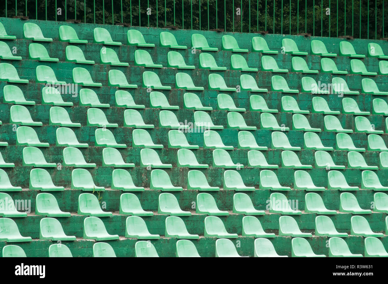 Leer grün Kunststoff Zuschauer Sitzplätze closeup auf Tennisplatz stehen Stockfoto