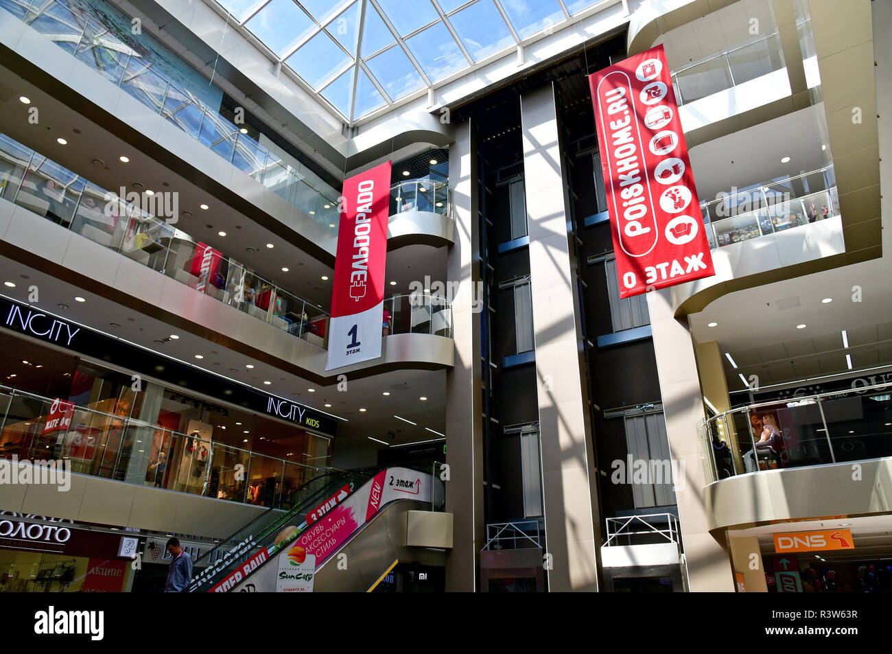 Sochi, Russland - Juni 2. 2018. Interieur von Sun City Mall auf sewernaja Straße Stockfoto