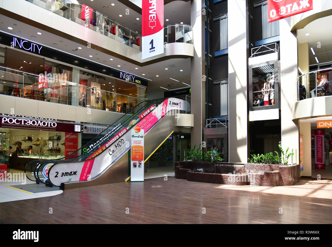Sochi, Russland - Juni 2. 2018. Interieur von Sun City Mall auf sewernaja Straße Stockfoto