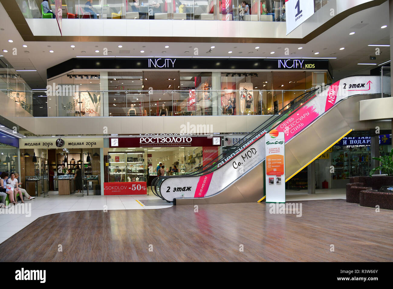 Sochi, Russland - Juni 2. 2018. Interieur von Sun City Mall auf sewernaja Straße Stockfoto