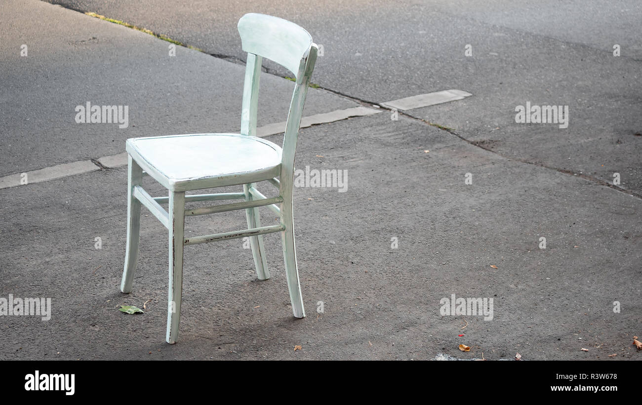 Weißen leeren Holzstuhl auf der Straße mit Kopie Raum Stockfoto