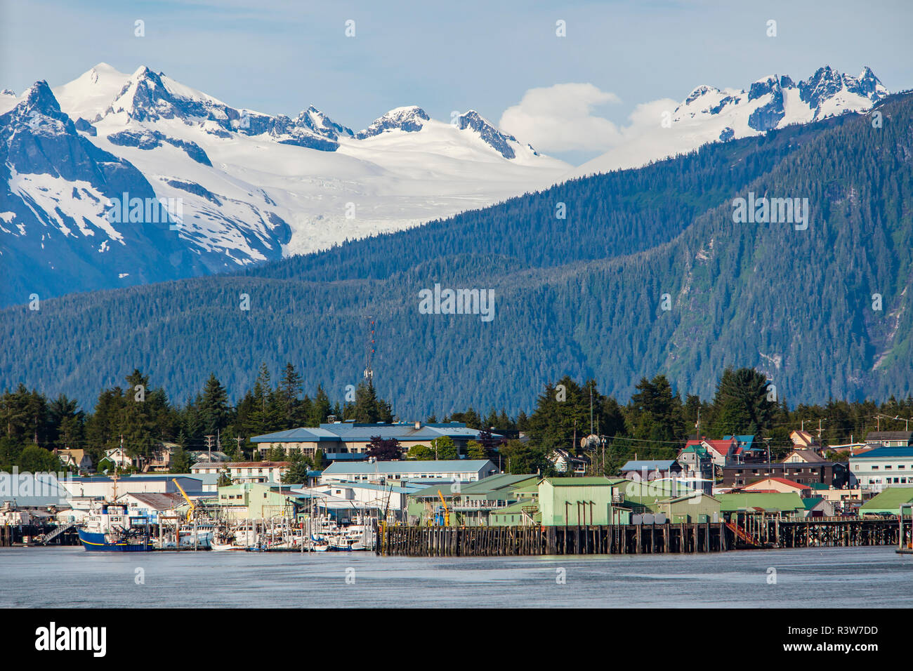 USA. Alaska, Petersburg. Dock, Boat Harbour und die Alaska Coast Range bei Petersburg auf die Inside Passage nach Alaska Stockfoto