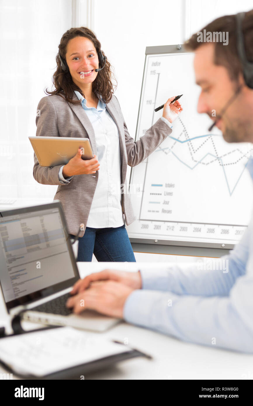 Der Mann und die Frau die Analyse von Statistiken beim Tun video Konferenz Stockfoto